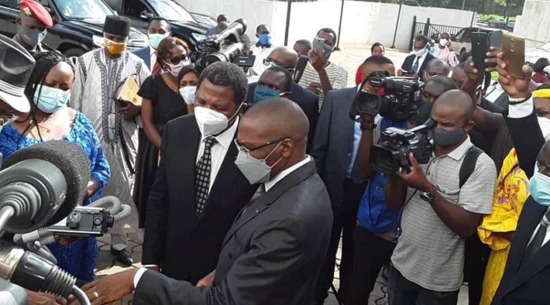 Lutte Contre Le Coronavirus:Le Minatd Paul Atanga Nji remet 100 Millions de dons du Président Paul Biya