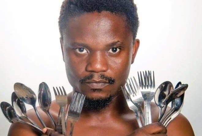 Art:Abinoro Akporode Collins Le sculpteur nigérian qui fait de l’art grandeur nature à l’aide de cuillères