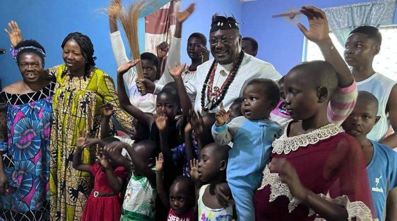 Cameroun/Rentrée Scolaire 2022-2023 : Nfon Mukete IV fait un don aux orphelinats de Kumba